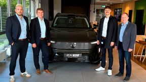 Volvo und Car-Garantie haben eine Langzeitgarantie für Hochvoltbatterien entwickelt: (v.l.) Mark-Jeroen Kandybowicz (Manager Used Cars & Rental Business, Volvo Car Germany), André Winzer (Director Cooperations CarGarantie), Dominik Kowalewski (Used Cars & Rentals, Germany Volvo Car Germany) und Burkard Rönker (Senior Specialist Service Business, Volvo Car Germany). (Bild: CarGarantie)