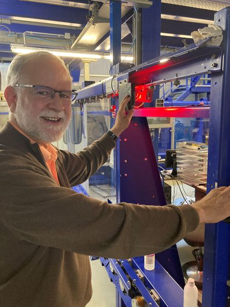 „Die Probleme mit der Erfassung der Kennzeichnungen sowie die Produktionsstillstände konnten wir mit den Kamerasensoren beseitigen“, sagt Peter Röhlen, Geschäftsführer von Prinz Optics. (IPF Electronic)