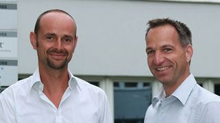 v.r. Martin Dibold wird von Guido Brüning, Geschäftsführer bei HY-Line Computer Components, als neuer Vertriebsleiter begrüßt. (HY-Line)