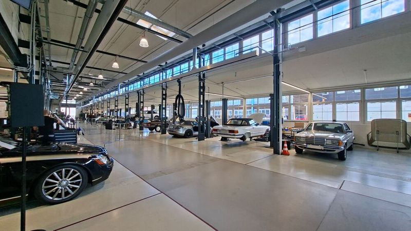 Mehr als 22 Hebebühnen stehen den Mechanikern, Mechatronikern und einer Mechatronkerin nun zur Verfügung. Zudem verfügt fast jeder Bühnenarbeitsplatz über einen weiteren Bodenarbeitsplatz. So entsteht kein/kaum Stillstand, wenn's auf der Bühne mal nicht weitergeht. (Bild: Dominsky – VCG)