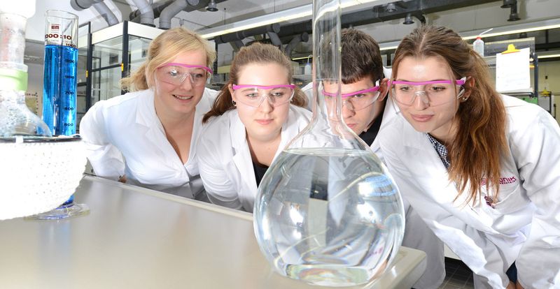 Ausbildung bei Evonik - Praktika sind eine gute Möglichkeit, um während des Studiums oder vor einer Berufsausbildung erste Einblicke in die Arbeitsabläufe eines Unternehmens zu bekommen. (Bild: Evonik)