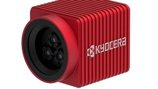 Die Kamera nutzt drei Objektive und eine proprietäre KI, um halbtransparente sowie dünne und feine linienförmige Objekte zu erkennen, die mit dem menschlichen Auge und herkömmlichen Stereokameras bisher nur schwer erkennbar waren. (Bild: Kyocera)