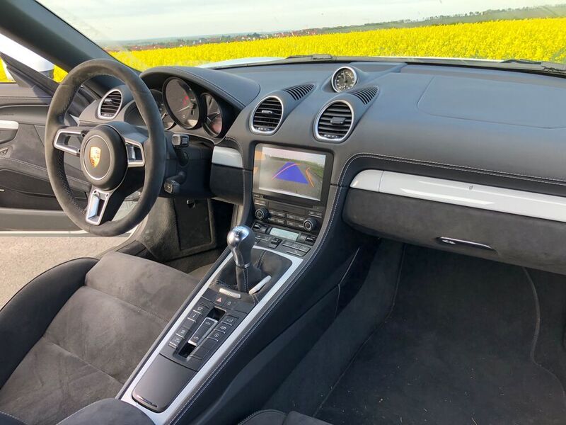 Typisch Porsche: runde Instrumententafel im Cockpit und eine analoge Uhr auf der Mittelkonsole. (Jens Scheiner/Automobil Industrie)