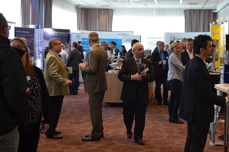 Zahlreiche Branchenpartner präsentierten sich im Rahmen einer begleitenden Ausstellung. (Rehberg / »kfz-betrieb«)