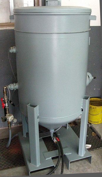 Der Schneidmittelbehälter; von hier aus gelangt das Schneidmittel an die Düse der Wasserstrahlschneidmaschine. (Archiv: Vogel Business Media)