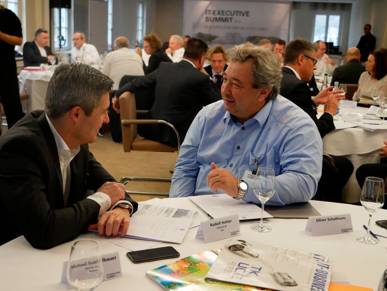 (v. l.) Michael Guschlbauer, Bechtle, mit Rudolf Hotter, CANCOM  (Vogel IT-Medien GmbH)