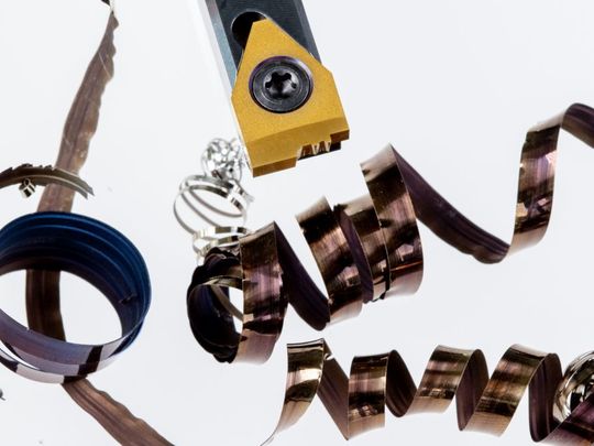 Das Formstechen mit einem konventionell geschliffenen simturn FX Schneideinsatz erzeugt ein ungünstiges Spanbild. Das unvermeidbare Drehen unter Mitte führt zu einem hohen Schnittdruck auf die Werkzeugschneide und zu hohem Wärmeeintrag. Das beeinträchtigt neben der Spankontrolle auch die Oberflächengüte des Bauteils.(Bild:  SIMTEK)