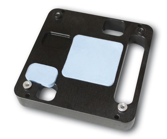 Der Konfigurierungsservice bietet „Maßanzüge“, um die Zellenpole zu isolieren, Epoxidplatten zur Trennung einzelner Modulbereiche oder um die Zellen mechanisch gegen Vibration oder Aufblähen vorzuspannen.  (Bild:  Dr. Dietrich Müller GmbH)