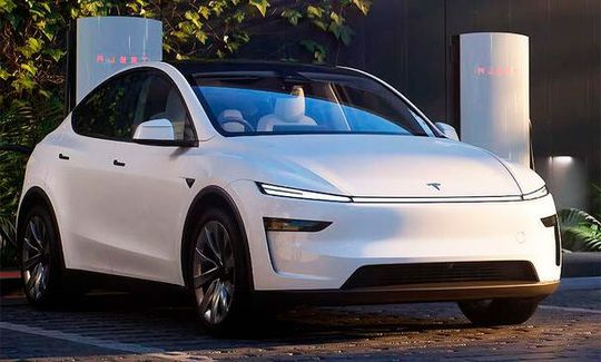 So sieht das vor Kurzem vorgestellte, überarbeitete Model Y von Tesla aus. In Grünheide hat gestern die Produktion begonnen, wie Tesla mitteilte. Aber bestellen kann man den Elektroboliden noch nicht ...(Bild:  Tesla)
