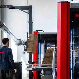 Mit MotoLogix kann der Roboter direkt über die vertraute Steuerungsumgebung bedient werden.(Bild:  Somic Verpackungsmaschinen GmbH & Co. KG)