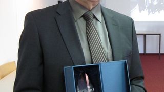 Albert Wasmeier, geschäftsführender Gesellschafter von RAFI, mit dem „Value Added Engineering Partnership Award“ von Oerlikon. (Rafi)