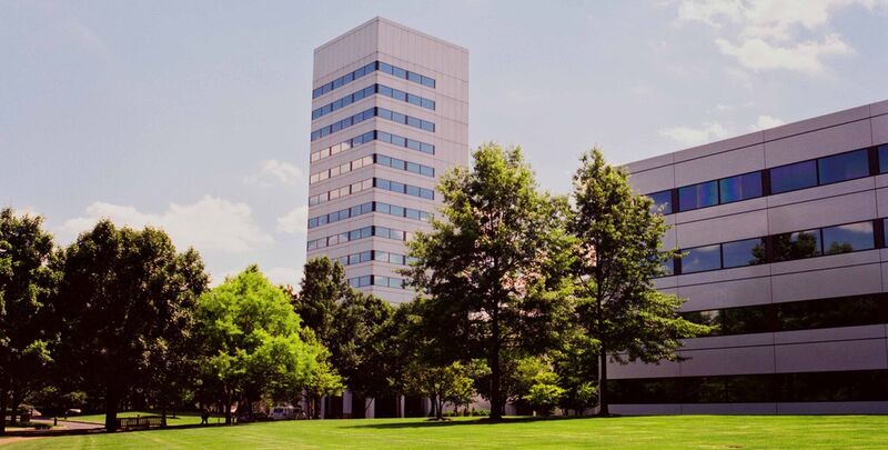 Johnson & Johnson beschäftigt weltweit rund 128.000 Mitarbeiter in 60 Ländern. In Deutschland sind es rund 800 Angestellte, verteilt auf die Standtorte Neuss (330), Wupptertal sowie Mitarbeiter in regionalen Niederlassungen. Das Bild zeigt den Hauptsitz in New Brunswick/NJ, USA.