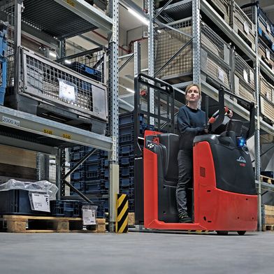 Neu entwickelte Kommissionierer von Linde Material Handling sind in der Version mit integrierter Lithium-Ionen-Batterie nach eigenen Angaben die kompaktesten Fahrzeuge am Markt. (Bild: Linde-MH)