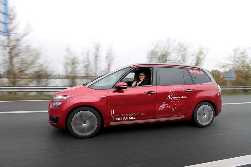 Der Fahrer kann beispielsweise lesen, während das Auto alleine vor sich hin rollt. (PSA)