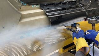 Beim patentierten Split Master-Verfahren werden die im Klebstoff enthaltenen Elastomere bei niedrigen Temperaturen von bis zu -80° C versprödet.   (Bild: Universität Paderborn)