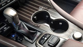 Im markanten Nadelstreifendesign veredelt Klavierbauer Yamaha das Interieur des neuen Lexus RX. (Foto: Toyota)