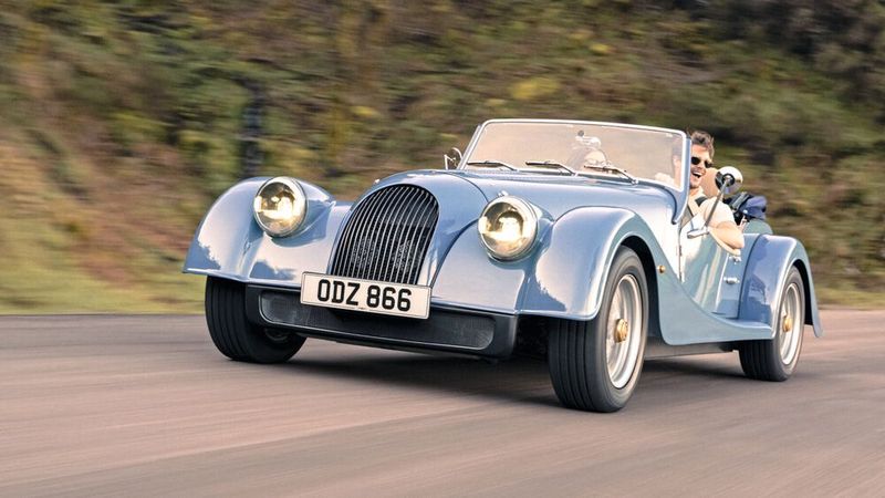 Der Morgan Plus 4 hat ein Facelift erhalten. Hauptmerkmal sind die Blinker, die in die leicht gewachsenen Scheinwerfergehäuse integriert wurden.(Bild:  Morgan)