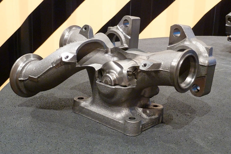 Diese Klappe im Abgaskrümmer reguliert die Verteilung der Abgase in den Brennraum, und das stufenlos und präzise. Sowohl die Rate der Abgasrückführung (AGR) als auch die Abgasflut zur Turbine des Turboladers lassen sich so entsprechend den Betriebskennlinien des Motors steuern. (Wolfgang Pester)