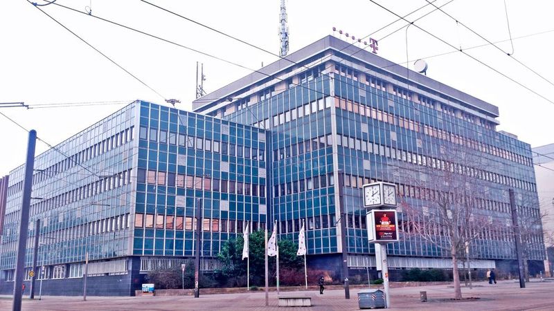 Die Telekom soll einen sicheren Job mit Aufstiegsmöglichkeiten bieten und landet auf Platz 25 des Rankings. Motivation und Inspiration können im Alltag jedoch auf der Strecke bleiben, berichtet ein Mitarbeiter.  (Bild: Goodway)