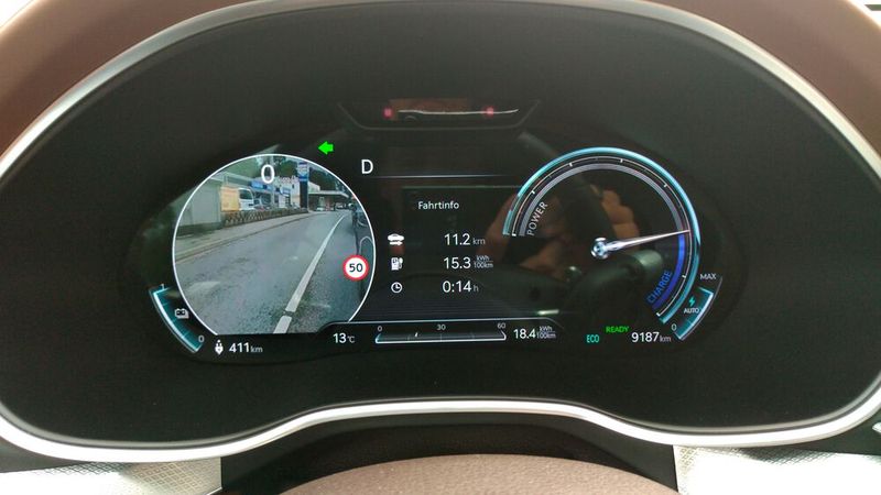 10. Die Assistenzsysteme: Ein Totwinkel-Assistent aktiviert sich beim Betätigen des Blinkers. Das funktioniert auch bei Geschwindigkeiten über 100 km/h. Auf der Seite des analog dargestellten Tachometers wechselt die Geschwindigkeitsanzeige währenddessen in eine digitale Darstellung oberhalb des Kamerabildes. Zusätzlich gibt es Assistenten zum Spurhalten, Bremsen, zum Warnen vor Querverkehr oder zum Erkennen von Müdigkeit. Auch ein Head-up-Display und Navigation mittels Augmented Reality sind an Bord. (Bild: Thomas Günnel/Automobil Industrie)