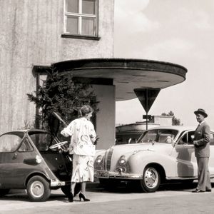 Mit Isetta und 502 reichte das BMW-Portfolio in den 50er-Jahren vom Kleinstwagen bis zur Luxuslimousine.(Bild:  BMW)