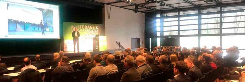 Volles Haus bei der Eröffnungskeynote der #storagetc von Carsten Bange @BARC_Research - Künstliche Intelligenz & Big Data: Wie Algorithmen unsere Daten beflügeln.(Bild:  Vogel IT-Akademie)