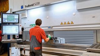 Assistenzsysteme und Software helfen bei der Arbeit: Die TruBend 5230 im Einsatz bei der Firma Fischer. (Trumpf)
