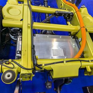 Wo einst der Kraftstofftank saß, sitzen zwei weitere Batteriemodule, die erstens die Reichweite erhöhen und zweitens zur ausgeglichenen Gewichtsverteilung beitragen.(Bild:  Dominsky – VCG)