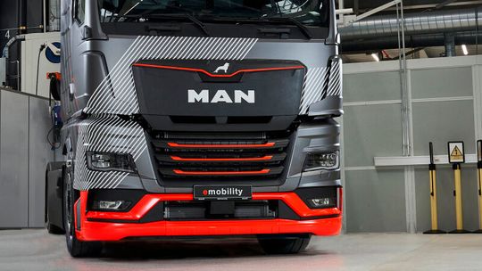 Die VW-Lkw-Tochter Traton sucht momentan den richtigen Standort für eine Batteriezellenfabrik. Salzgitter hofft auf den Zuschlag. Damit will man nicht nur dem zu erwartenden Hochlauf von Elektro-Lkw, wie den „eTGX“ von MAN (Bild), rechtzeitig begegnen ... (Bild:  MAN)