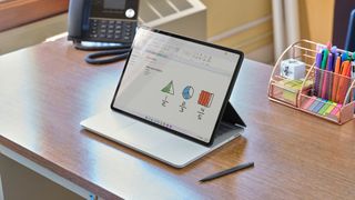 Das zweifache Display-Scharnier ermöglicht beim Surface Laptop Studio vielfältige Nutzungsmöglichkeiten. Das Gerät ist das erste reine Convertible-Notebook von Microsoft.  (Microsoft)