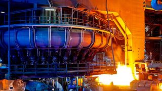 Um die Stahlproduktion klimaneutral zu machen, investiert Voestalpin viel Geld für strombetriebene Hochöfen (Symbolbild). Gestern begann der Bau eines solchen am Hauptsitz in Linz in Österreich. Grüner Strom wird die Stahlkocher in Zukunft antreiben. (Bild: Voestalpine)