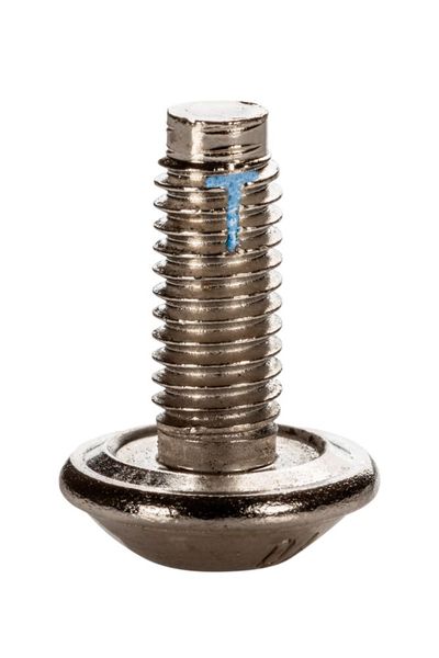 Der Clou mit Zusatzfunktionen: Die metrische Schraube verfügt über drei Nuten im Bereich der erste vier Gewindegänge, hinzu kommt die Ringschneide unter Kopf. (Bild: b&m)