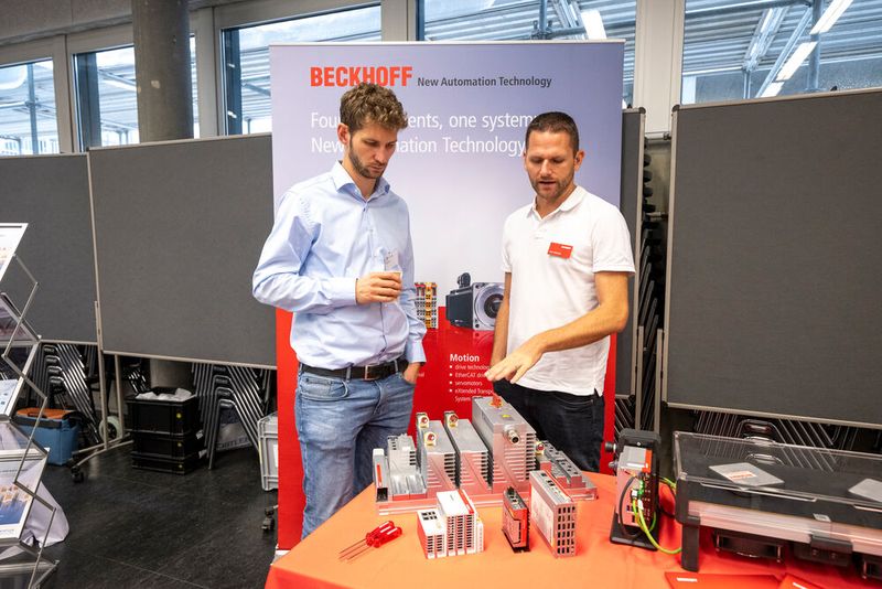 Begleitende Tischausstellung: Unternehmen haben hre Neuheiten, Innovationen und praxisnahe Lösungen für die Herausforderungen der Automatisierung und Digitalisierung in der Industrie präsentiert. (Bild: Thomas Entzeroth)