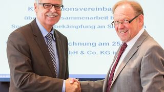 DMT und Westfalen haben einen Kooperationsvertrag unterzeichnet. Heinz Gerd Körner (li.), Vorsitzender der DMT-Geschäftsführung, und Bernd Balink, Leiter des Bereichs Gase Inland bei Westfalen, freuen sich über die Zusammenarbeit. (Bild: DMT, Essen)