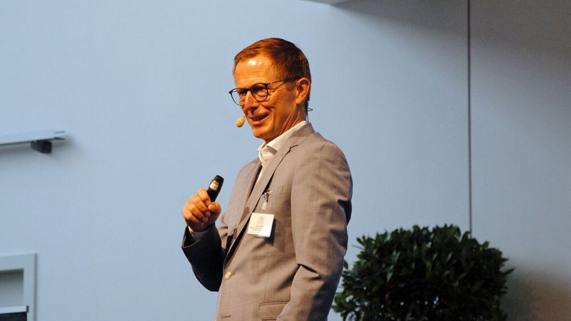 Oliver Bohn erläuterte, wie er zum Fahrradvertrieb als Zusatzgeschäft kam und wie er den Bereich gewinnbringend organisiert. (Bild: Simon – »kfz-betrieb«)