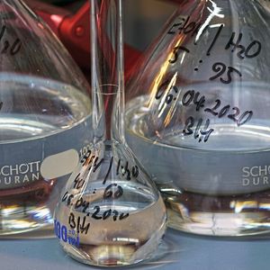 Abb. 3: Probenvorbereitung – Messkolben sind nach wie vor aus dem Analyselabor nicht wegzudenken(Bild:  SAS Hagmann)