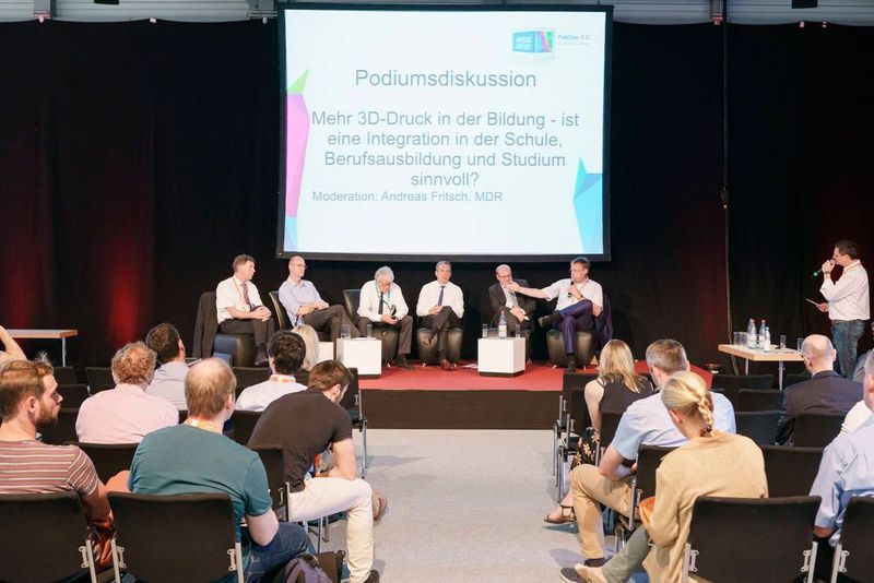 150 Unternehmen und Einrichtungen diskutierten über eine Bildungspetition, die schließlich von allen Beteiligten unterzeichnet an einen Vertreter der Kultusministerkonferenz übergeben wurde. (Messe Erfurt)