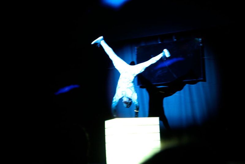 Akrobat mit Technik-Background wirbelt über die Bühne... (Königsreuther)