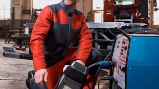 Einheitlicher Teamauftritt in Berufs- wie Schutzkleidung. (Mewa)