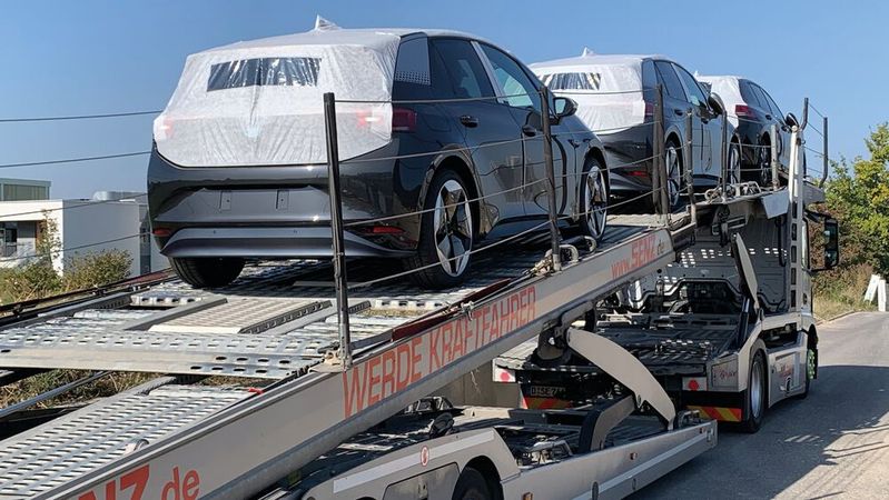 Bis sich die Höfe der Händler mit Neuwagen wieder füllen, wird es wohl noch dauern. Erst ab Sommer 2022 rechnet der ZDK mit einer Entspannung bei den Lieferengpässen.(Bild:  Pfaff/»kfz-betrieb«)