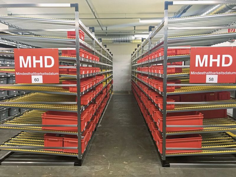 Étagères de rangement FIFO (First IN First OUT) ou kanban pour le domaine des transports. (Source : PMF-System)