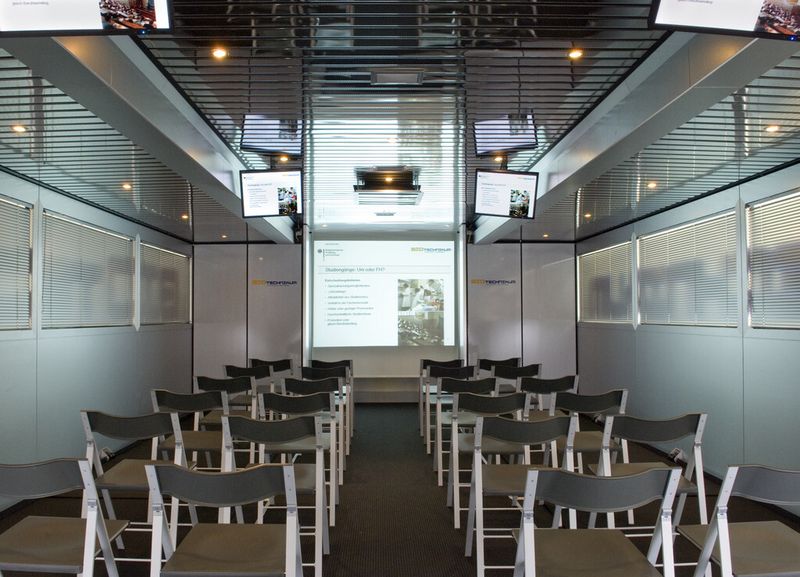 Whether for lectures, discussion meetings or biotech cinema – on the upper floor of the mobile experience world BIOTechnikum there is plenty of space for dialogue about all facets of biotechnology. (Picture: Federal Mistry of Education and Research)