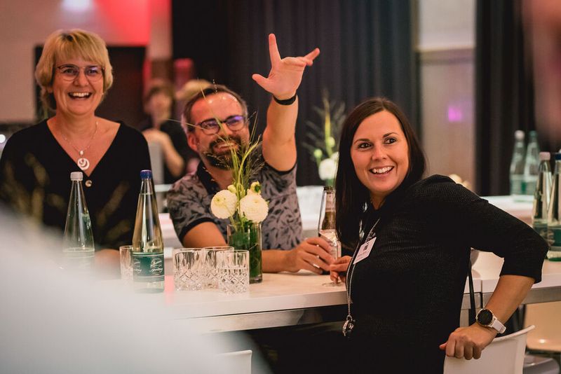 Im Rahmen des Networking-Dinners zum EMS-Tag 2024 wurde das Netzwerk erweitert, fein diniert und Champagner probiert. (Bild: Stefan Bausewein)