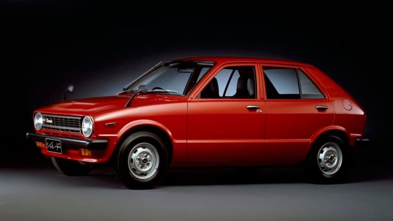 Der Charade war ab November 1977 erhältlich und wurde im Januar 1978 in Japan zum Auto des Jahres 1977 gekürt. Daihatsus Gesamtproduktion des Jahres 1977 belief sich auf 446.000 Fahrzeuge. Eine Besonderheit des Charade war, dass er genau zwischen der Klasse der Kleinwagen und der Kompaktwagen positioniert war. 2000 wurde die Modellbaureihe vorübergehend eingestellt, und 2003 schließlich auf einigen Märkten als Schwestermodell zum Daihatsu Cuore wiederbelebt.  (Bild: Daihatsu)