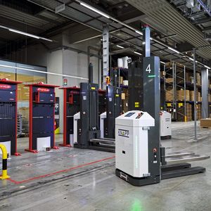 Effizientes Energiemanagement bedeutet, dass der AMR automatisch zur Ladestation fährt, wenn es keine unmittelbaren Transportaufträge gibt. Die Ladegeräte für die Open Shuttles sind ein Produkt von Fronius.(Bild:  B. Niederwieser/Knapp)