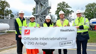 Freuen sich auf die Inbetriebnahme der R-290-Anlage (v.l.) : Tillmann Fuchs (Oberbürgermeister Stadt Münster), Dr. Meike Schäffler (Produktionsvorständin Westfalen), Gitta Connemann (Bundesmittelstandsbeauftragte), Andreas Bothe (Regierungspräsident des Regierungsbezirks Münster) und Jesko von Stechow (Finanzvorstand Westfalen). (Bild: Westfalen)