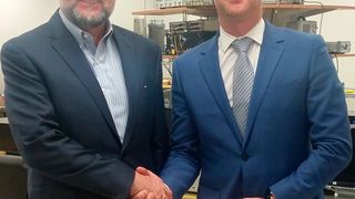 Freeman ist nun ein globaler Distributor für Lenterra Produkte. Hier, Tim Freeman und Dr Valery Sheverev. (Bild: Freeman Technology)