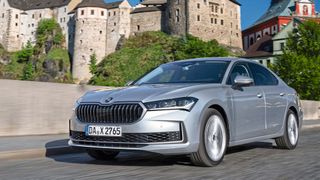 Skoda bringt den Superb auch als Limousine – mit ziemlich viel Platz für Passagiere und deren Gepäck. (Bild: Skoda)