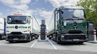 Für die Werkslogistik von Mercedes-Benz Trucks nutzen jetzt 14 Speditionen jeweils einen E-Actros 600. (Bild: Daimler Truck)