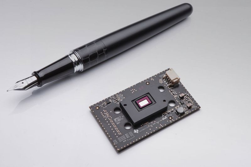 Für maximale Auflösung und Performance setzt Mercedes-Benz auf mehr als eine Million Lichtpunkte pro HD-Scheinwerfer mit einer neuartigen Beamer-Technologie. Angeregt von Hochstrom-Leuchtdioden strahlen insgesamt über zwei Millionen Mikrospiegel auf die Fahrbahn – jeder einzelne Spiegel kann bewegt werden. (Daimler)